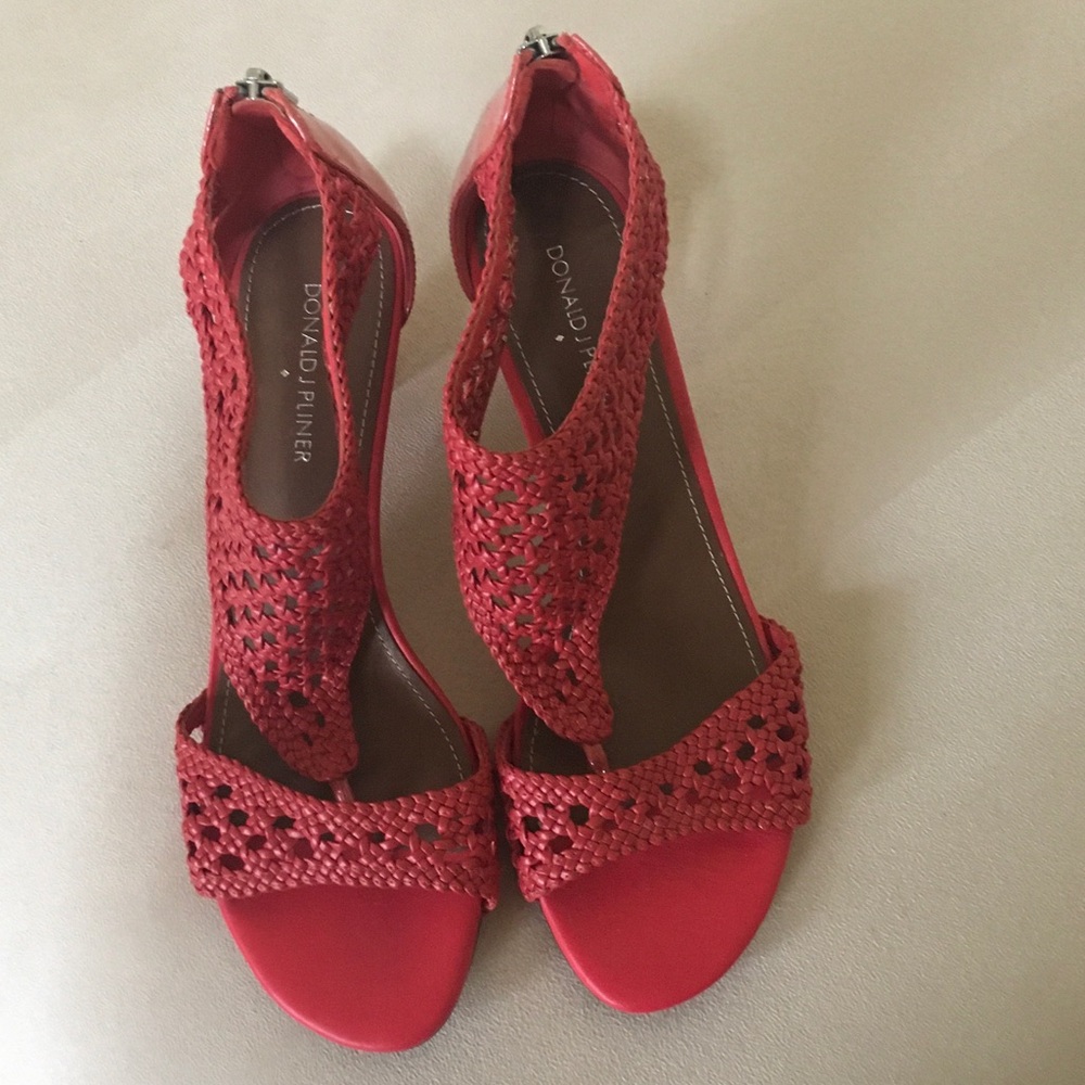 Donald Liner Woven Leather Coral Sandal
2 1/2” Heel
Good condition (worn once).
